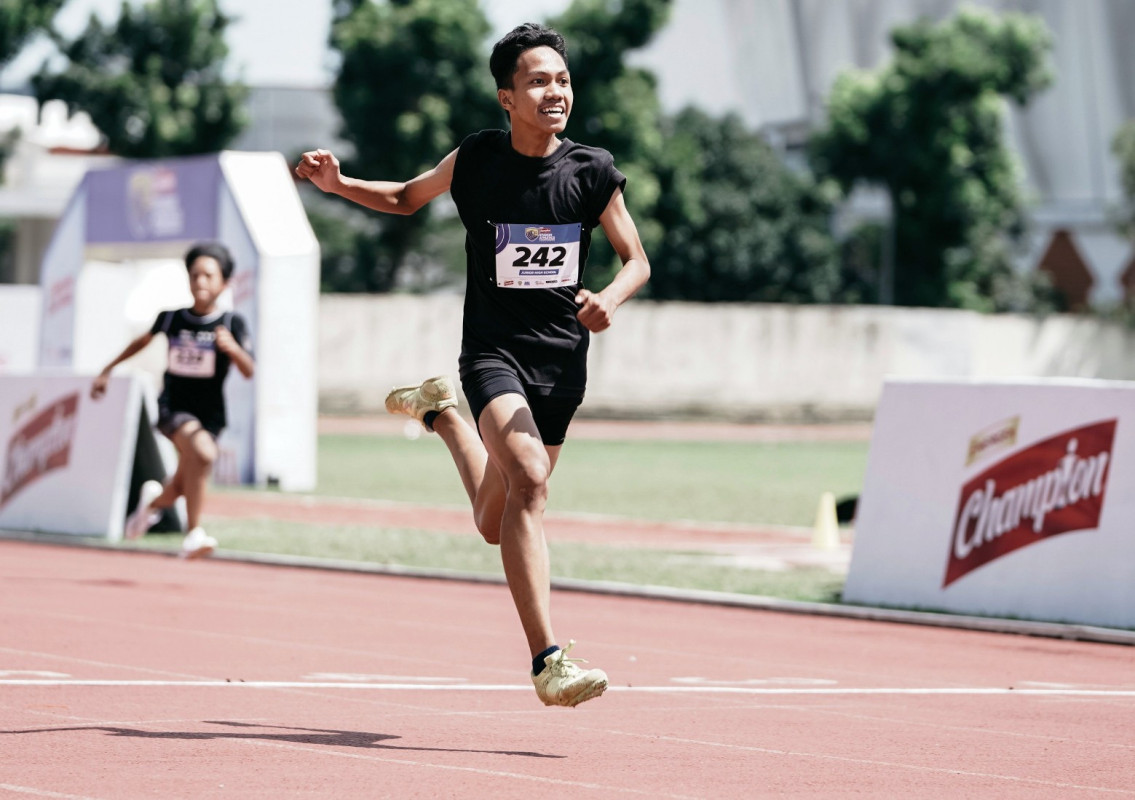 Yengil atletikachining ozini sorishini tomosha qiling